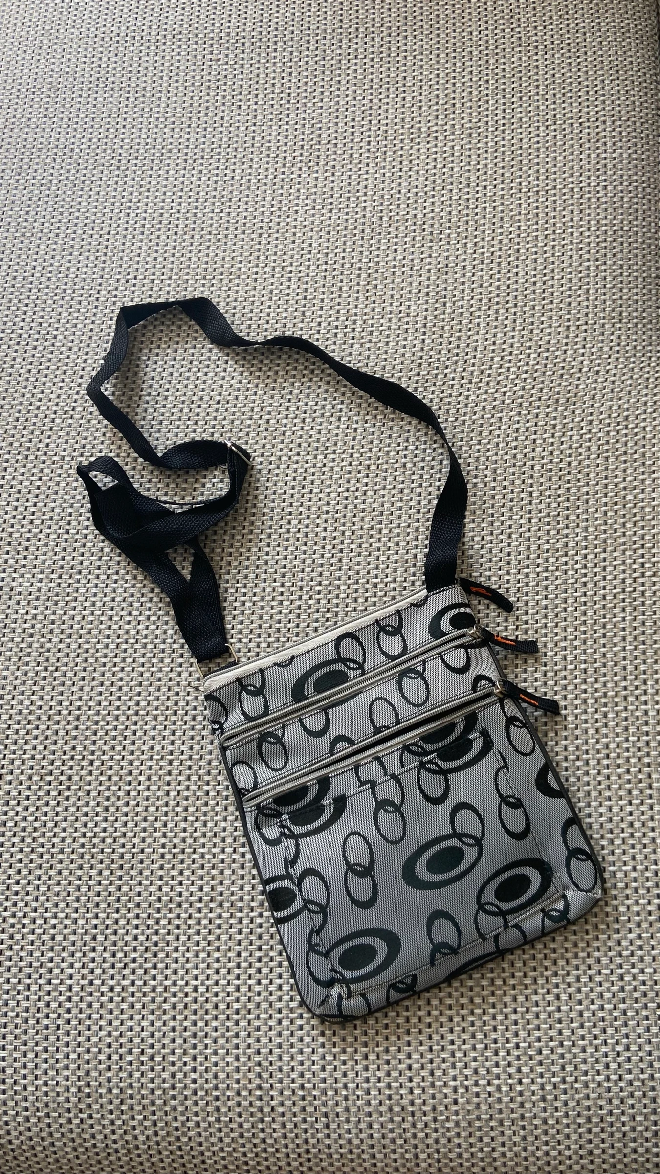 Sacoche grise avec motif noir